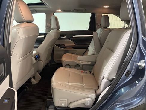 Used 2019 Toyota Highlander SE image 26