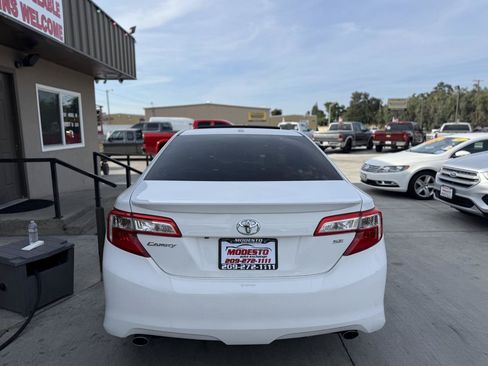 Used 2014 Toyota Camry SE w/ Moonroof Package FWD image 4