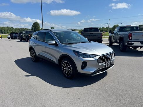 Used 2023 Ford Escape SE FWD image 1