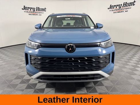 Used 2025 Volkswagen Tiguan SE w/ Panoramic Sunroof Package AWD/4WD image 6