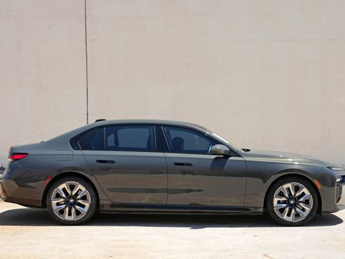 Used 2023 BMW i7 xDrive60 w/ Executive Package 2 AWD/4WD image 71