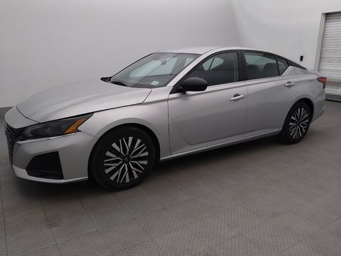 Used 2024 Nissan Altima 2.5 SV FWD image 2
