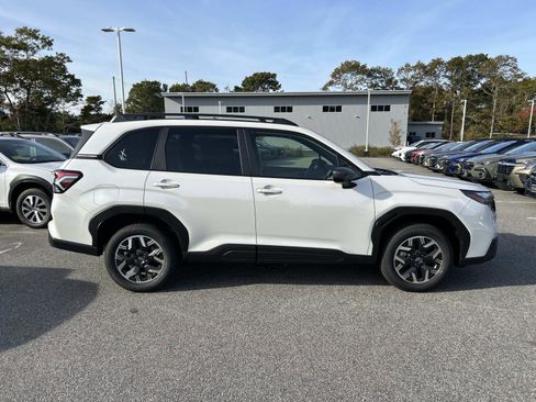 Used 2025 Subaru Forester Premium image 2