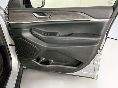 Used 2023 Jeep Grand Cherokee Limited image 32