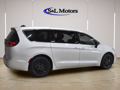 Certified 2024 Chrysler Pacifica Touring-L FWD image 8