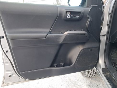 Used 2020 Toyota Tacoma TRD Sport image 9