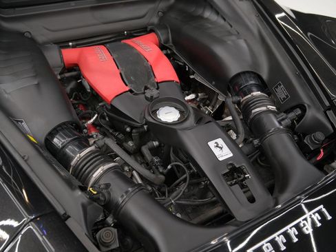 Used 2022 Ferrari F8 Tributo RWD image 33