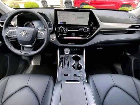 Certified 2026 Toyota Highlander XLE AWD/4WD image 16