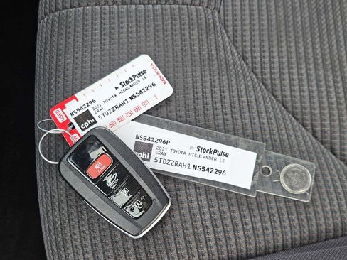 Used 2022 Toyota Highlander LE image 32