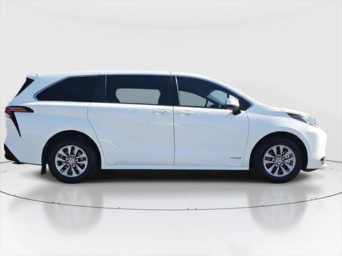 Certified 2021 Toyota Sienna LE image 4