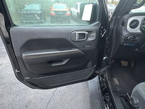 Used 2025 Jeep Wrangler Unlimited Sahara image 11