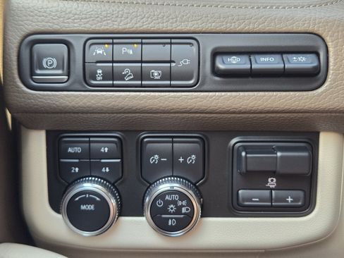 Used 2022 GMC Yukon Denali w/ Denali Premium Package AWD/4WD image 15