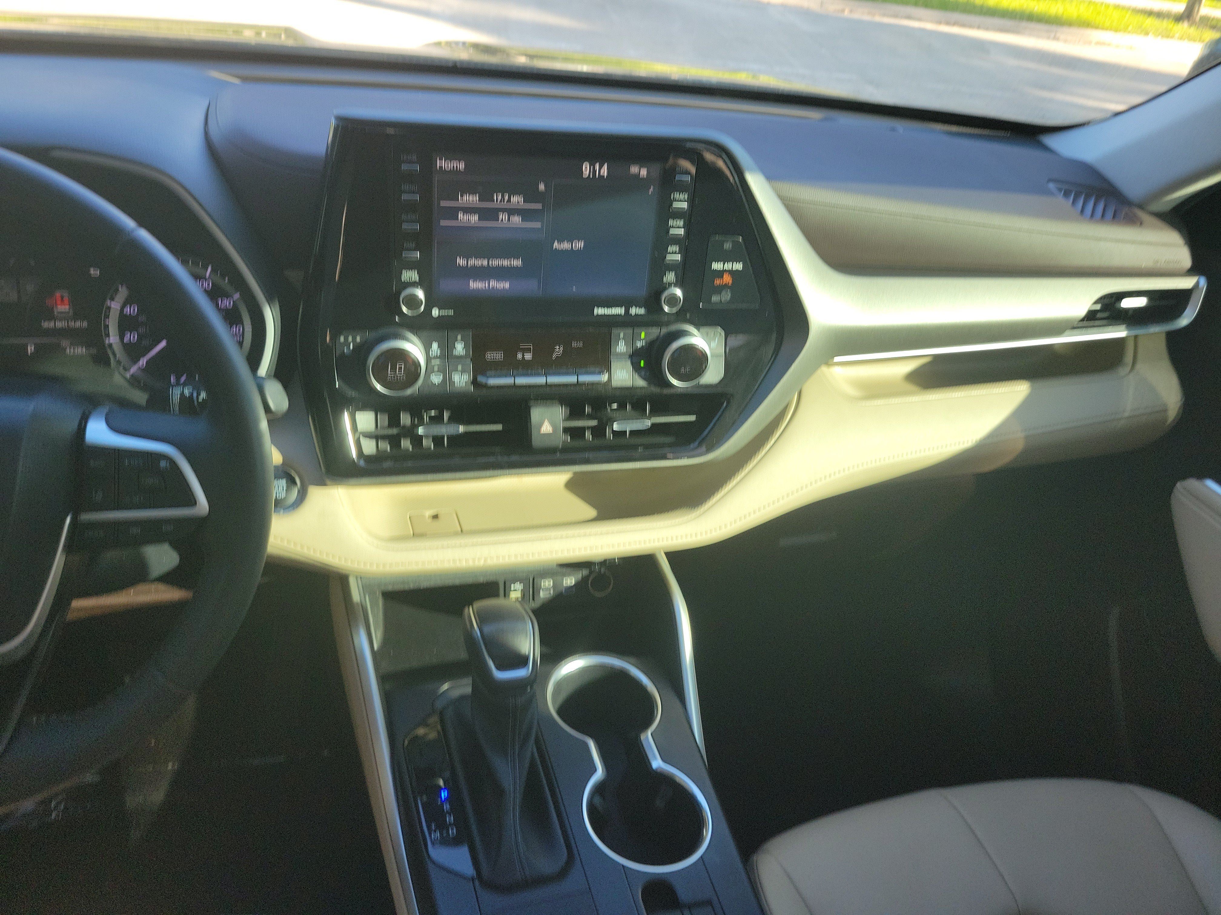 Used 2022 Toyota Highlander XLE FWD image 21