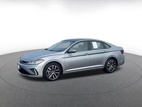 Used 2025 Volkswagen Jetta SE image 8