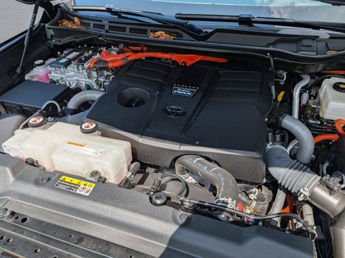 Used 2025 Toyota Tundra Platinum AWD/4WD image 43