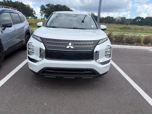 Used 2024 Mitsubishi Outlander ES FWD image 3