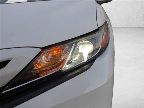 Used 2018 Toyota Camry SE image 9