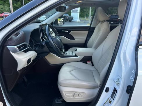 Certified 2021 Toyota Highlander XLE AWD/4WD image 17