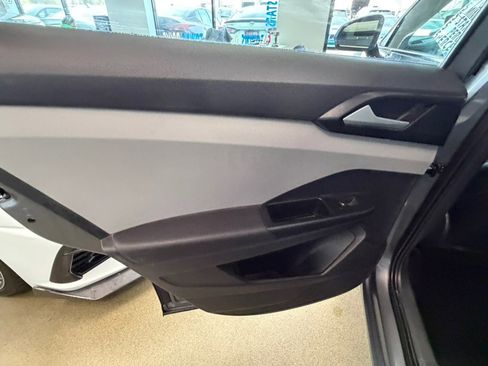 Used 2022 Volkswagen Taos SE w/ Panoramic Sunroof Package image 29