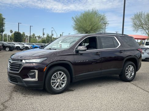 Used 2023 Chevrolet Traverse LT FWD image 2