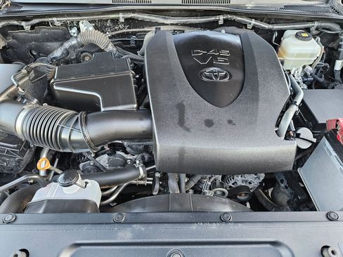 Used 2018 Toyota Tacoma TRD Off-Road w/ Technology Package image 34