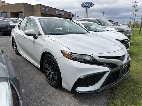 Used 2023 Toyota Camry SE w/ Cold Weather Package FWD image 2