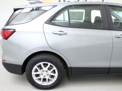 Used 2023 Chevrolet Equinox LS image 9