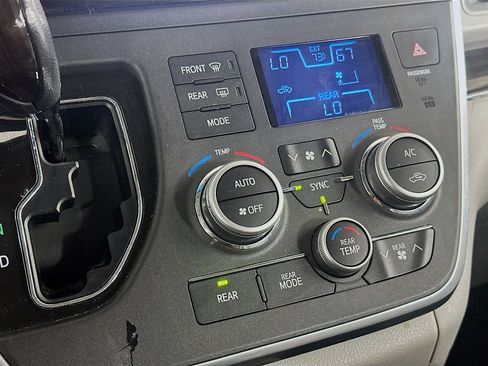 Used 2017 Toyota Sienna XLE Premium FWD image 24