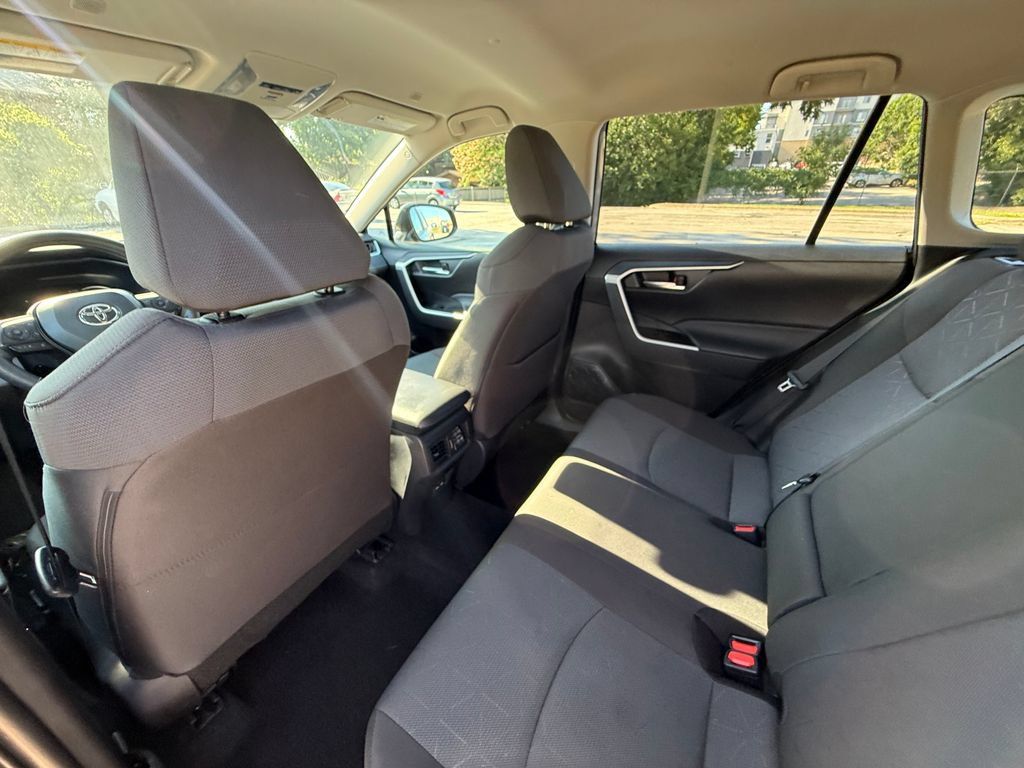 Used 2025 Toyota RAV4 XLE FWD image 28