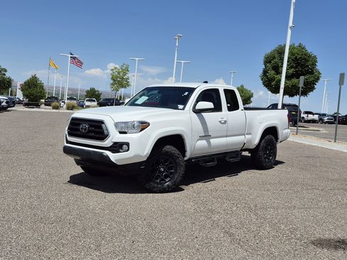 Used 2021 Toyota Tacoma SR5 AWD/4WD image 1