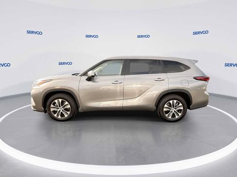 Used 2025 Toyota Highlander XLE FWD image 5
