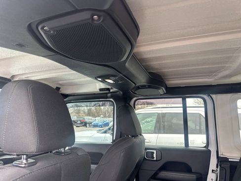 Used 2018 Jeep Wrangler Unlimited Sahara image 10