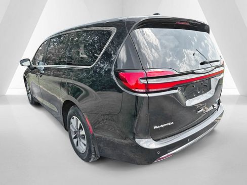 Used 2023 Chrysler Pacifica Touring-L FWD image 5
