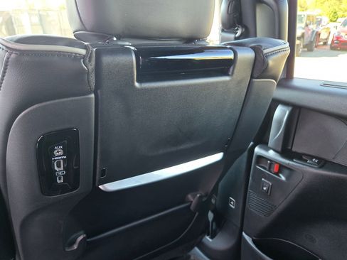 New 2026 Chrysler Pacifica Limited w/ Uconnect Theater Family Group image 22