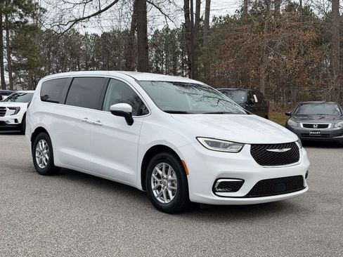 Used 2023 Chrysler Pacifica Touring-L image 2
