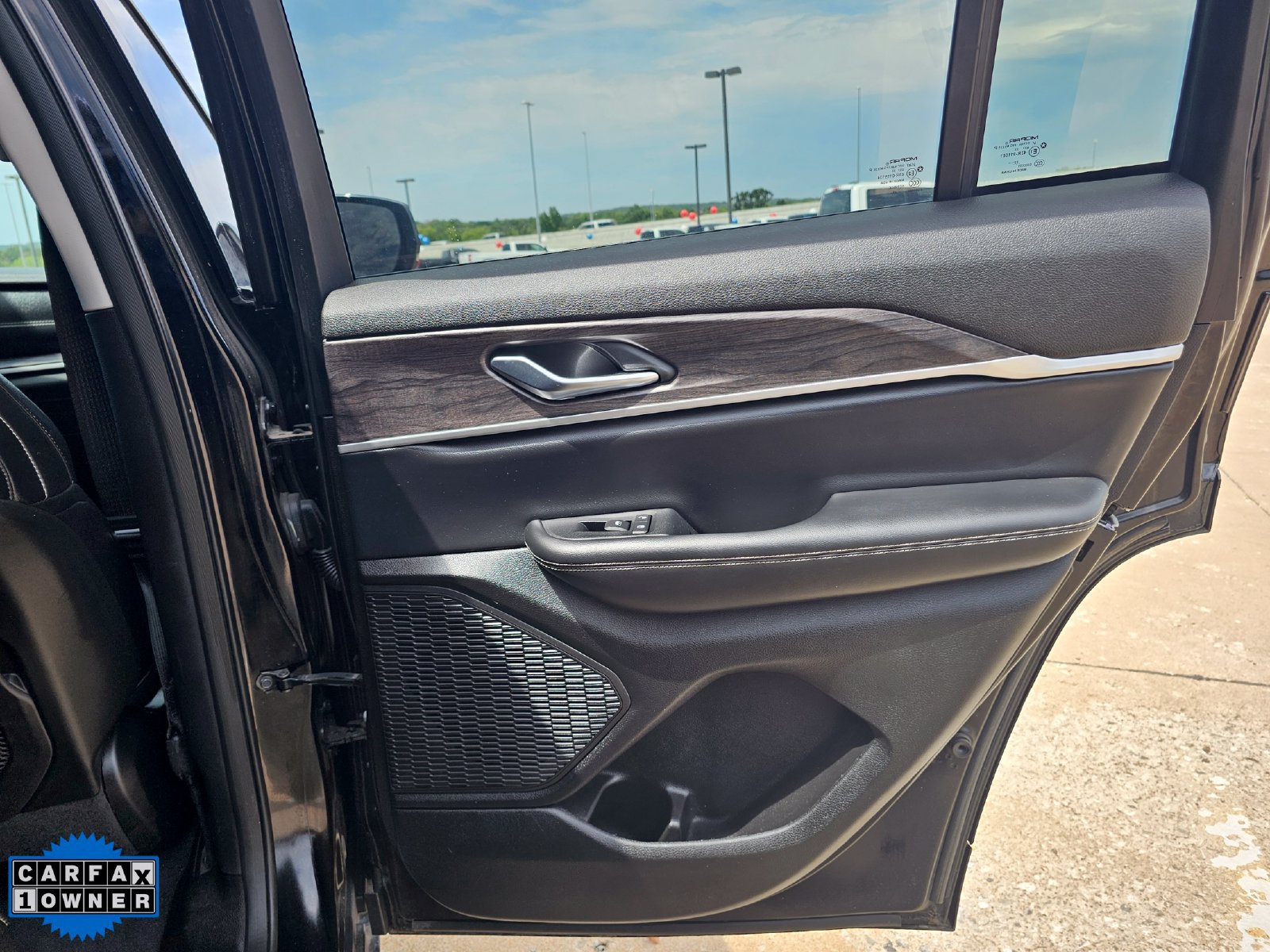 Used 2023 Jeep Grand Cherokee Limited w/ Black Appearance Package AWD/4WD image 32