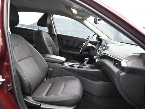 Used 2025 Nissan Altima 2.5 SV FWD image 18