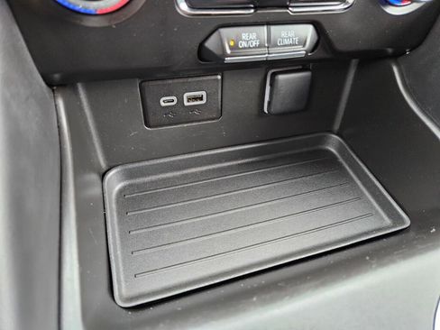 Used 2024 GMC Yukon XL SLE image 27