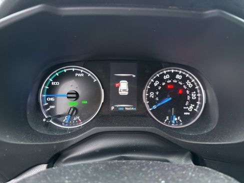 Used 2021 Toyota RAV4 LE image 11