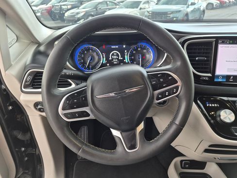 Used 2024 Chrysler Pacifica Touring-L FWD image 17