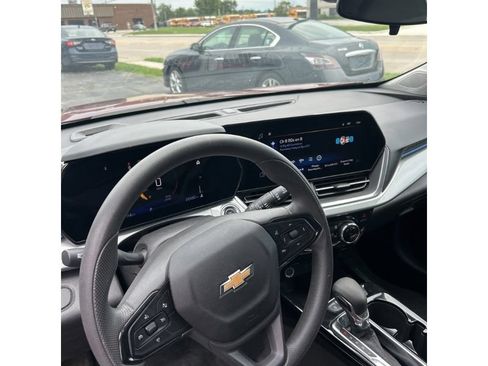 Used 2025 Chevrolet Trax LT FWD image 11