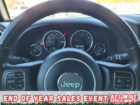 Used 2015 Jeep Wrangler Unlimited Rubicon w/ Connectivity Group image 27