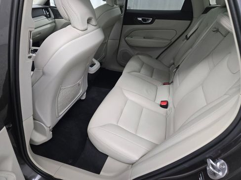 Used 2023 Volvo XC60 B5 Plus image 19