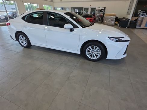 Used 2025 Toyota Camry LE AWD/4WD image 5