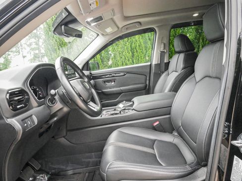 Certified 2025 Honda Pilot Touring image 7