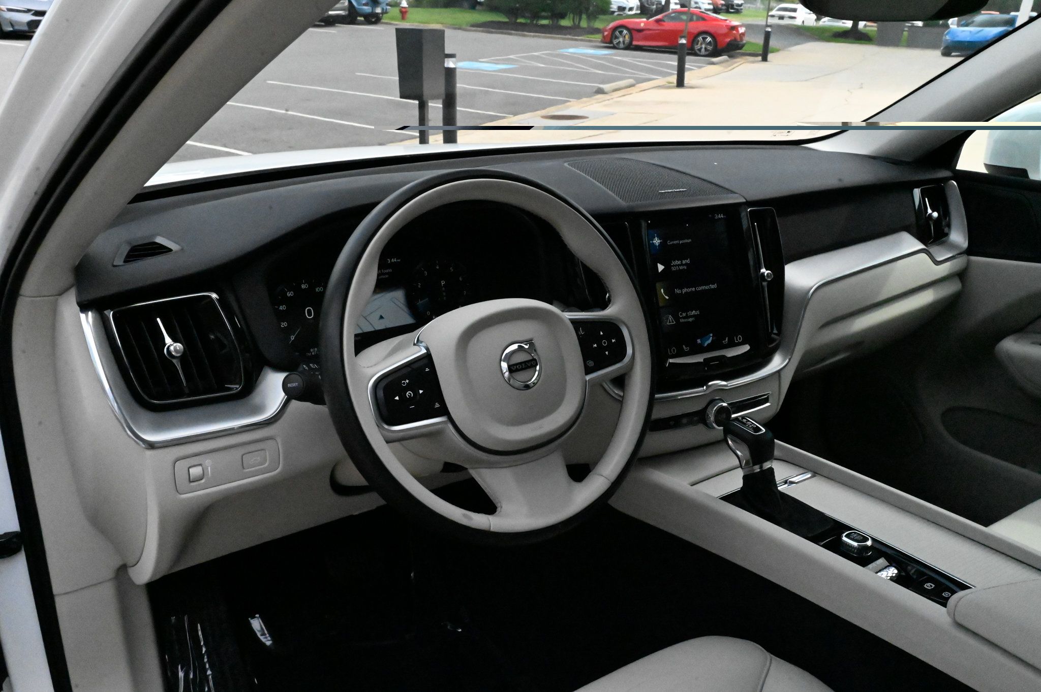 Used 2019 Volvo XC60 T5 Momentum w/ Multimedia Package AWD/4WD image 16