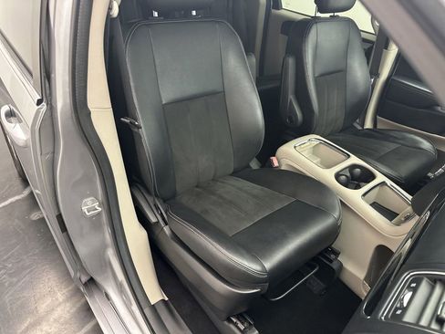 Used 2019 Dodge Grand Caravan SXT FWD image 9