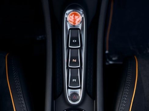 Used 2025 McLaren Artura Spider image 59