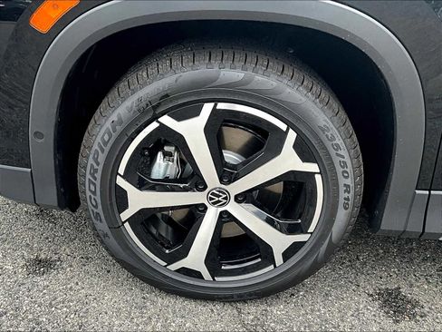 New 2025 Volkswagen Tiguan SE image 8