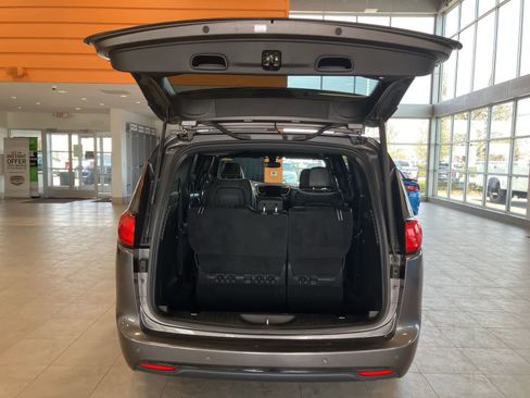 Used 2020 Chrysler Pacifica Limited w/ S Appearance Package FWD image 32